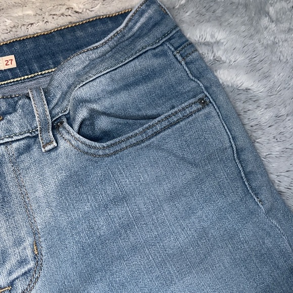 (27) Levi Lightwash Skinny Jeans - Picture 3 of 6